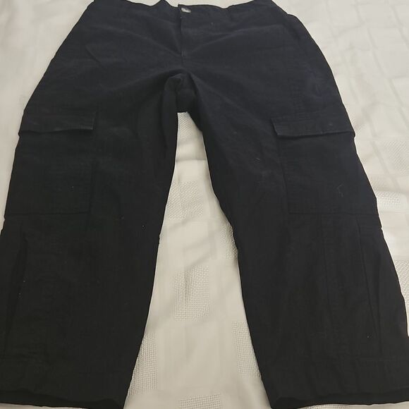 Women's Black Cargo Capri Cotton Pants - Picture 9 of 16
